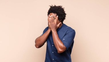 Genç siyah afro adam sessizlik ve sessizlik istiyor, parmaklarıyla ağzının önünde işaret ediyor, 