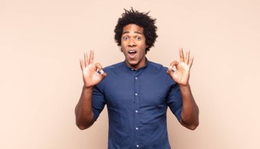 Genç siyah afro adam entrikalar ve komplolar kuruyor, hilekar hileler ve aldatmalar düşünüyor, kurnazlık ve ihanet