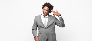 Siyah afro iş adamı mutsuz ve stresli görünüyor, intihar jesti elle silah işareti yapıyor, kafasını işaret ediyor