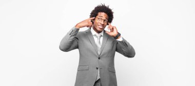 Siyah afro iş adamı odaklanmış ve bir fikir üzerinde kafa yoruyor, bir soruna ya da soruna bir çözüm hayal ediyor