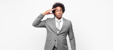 Siyah afro iş adamları kameraya askeri bir selamlama ile saygı göstererek, onur ve vatanseverlik gösteriyorlar.