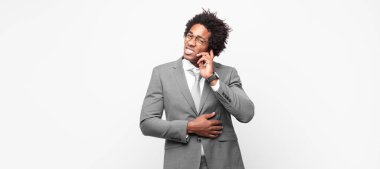 Siyah afro iş adamı stresli, hayal kırıklığına uğramış ve yorgun, endişeli ve sorunlu bir bakışla boynunu ovalıyor.