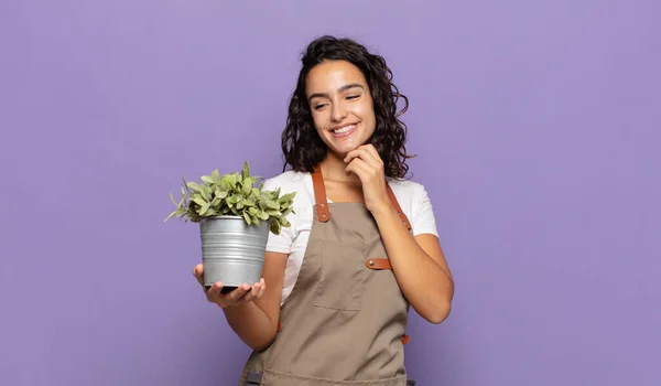 Ung Latinamerikansk Kvinna Ler Med Glad Säker Uttryck Med Handen — Stockfoto