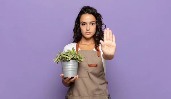 Ung Latinamerikansk Kvinna Ser Allvarlig Sträng Missnöjd Och Arg Visar — Stockfoto