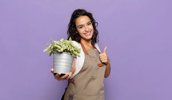 Jonge Spaanse Vrouw Voelt Zich Trots Zorgeloos Zelfverzekerd Gelukkig Positief — Stockfoto