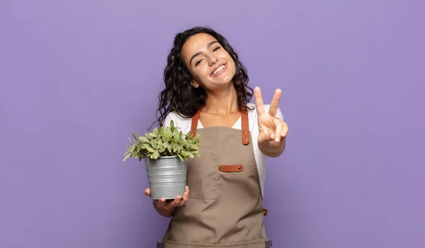 Jovem Hispânico Mulher Sorrindo Olhando Amigável Mostrando Número Dois Segundo — Fotografia de Stock