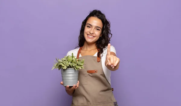 Joven Mujer Hispana Sonriendo Buscando Amigable Mostrando Número Uno Primero —  Fotos de Stock