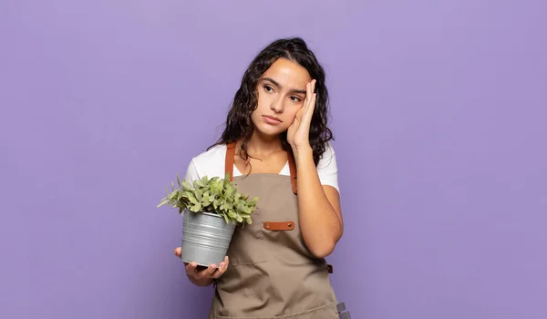 Ung Latinamerikansk Kvinna Känner Sig Uttråkad Frustrerad Och Sömnig Efter — Stockfoto