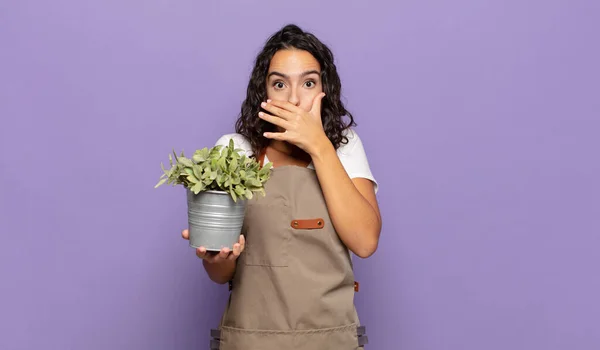 Ung Latinamerikansk Kvinna Täcka Munnen Med Händer Med Chockad Förvånad — Stockfoto