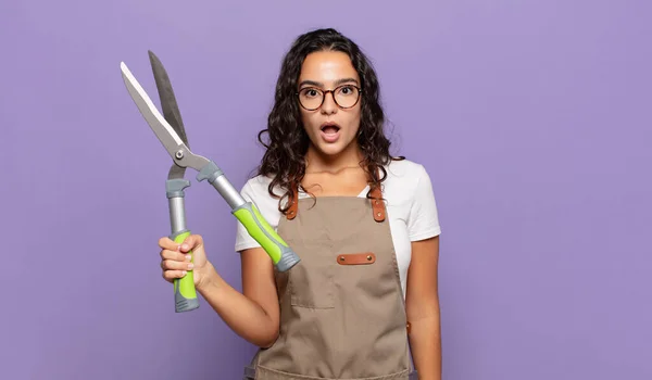 Mujer Hispana Joven Mirando Muy Sorprendido Sorprendido Mirando Con Boca — Foto de Stock