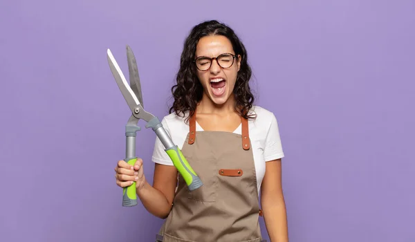 Joven Mujer Hispana Gritando Agresivamente Pareciendo Muy Enojada Frustrada Indignada — Foto de Stock