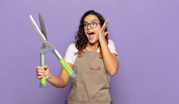 Joven Mujer Hispana Sintiéndose Feliz Emocionada Sorprendida Mirando Lado Con — Foto de Stock