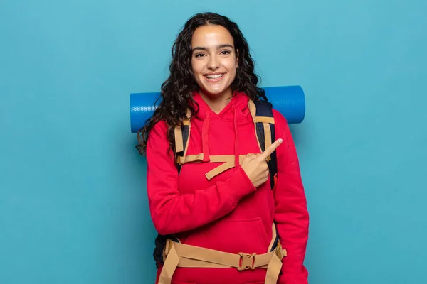 Jovem Hispânica Sorrindo Alegremente Sentindo Feliz Apontando Para Lado Para — Fotografia de Stock