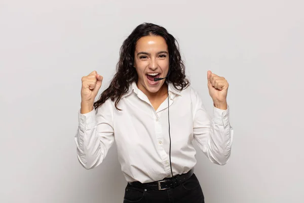 Молодая Латиноамериканка Чувствует Себя Шокированной Взволнованной Счастливой Смеется Празднует Успех — стоковое фото