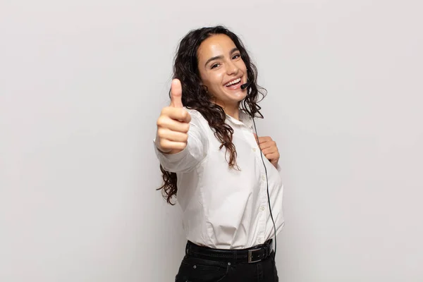 Jovem Hispânica Sentindo Orgulhoso Despreocupado Confiante Feliz Sorrindo Positivamente Com — Fotografia de Stock