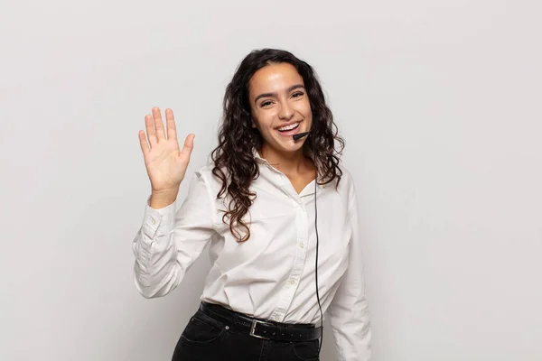 Νεαρή Ισπανίδα Γυναίκα Χαμογελά Ευτυχισμένη Και Χαρούμενη Χαιρετώντας Χέρι Καλωσορίζοντας — Φωτογραφία Αρχείου