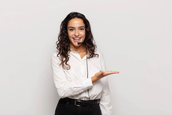 Joven Mujer Hispana Sonriendo Alegremente Sintiéndose Feliz Mostrando Concepto Espacio — Foto de Stock