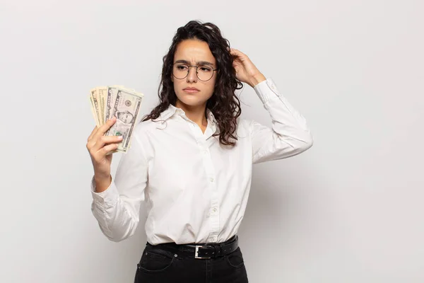 Giovane Donna Ispanica Sentirsi Perplesso Confuso Grattando Testa Guardando Lato — Foto Stock