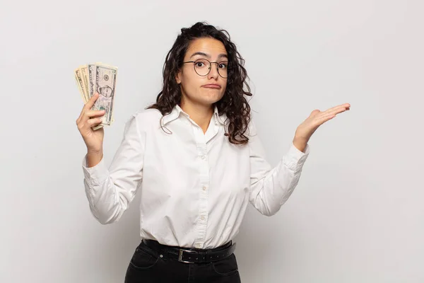 Jonge Spaanse Vrouw Die Zich Verward Verward Voelt Twijfelt Weegt — Stockfoto