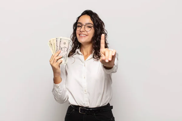 Giovane Donna Ispanica Sorridente Orgogliosamente Con Fiducia Rendendo Numero Uno — Foto Stock