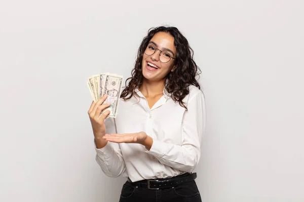 Joven Mujer Hispana Sonriendo Alegremente Sintiéndose Feliz Mostrando Concepto Espacio —  Fotos de Stock