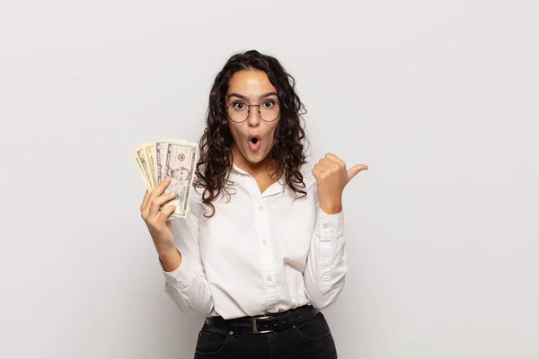 Giovane Donna Ispanica Guardando Stupito Nella Incredulità Indicando Oggetto Sul — Foto Stock