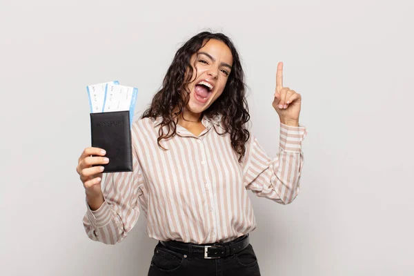 Joven Mujer Hispana Sintiéndose Como Genio Feliz Emocionado Después Darse — Foto de Stock