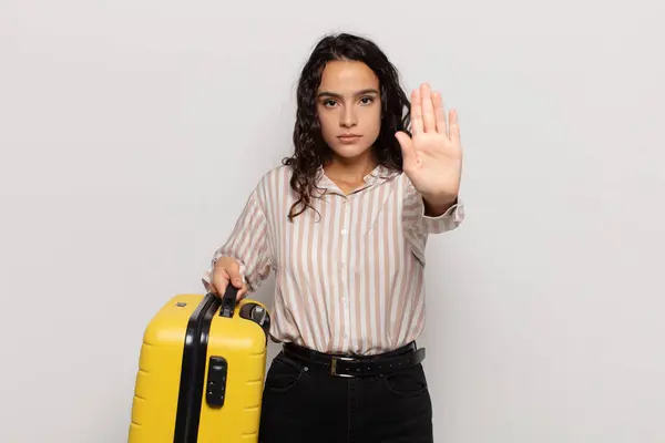 Junge Hispanische Frau Sieht Ernst Streng Unzufrieden Und Wütend Aus — Stockfoto