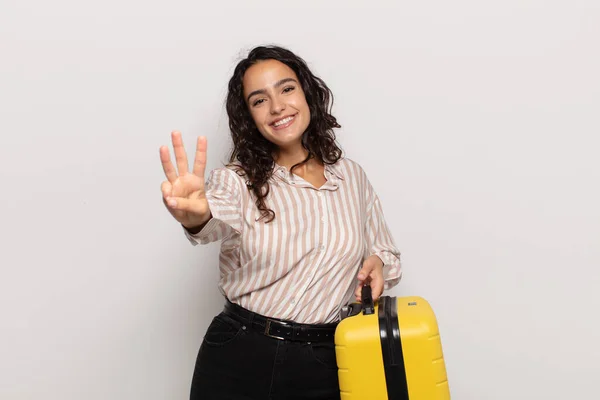 Giovane Donna Ispanica Sorridente Dall Aspetto Amichevole Mostrando Numero Tre — Foto Stock