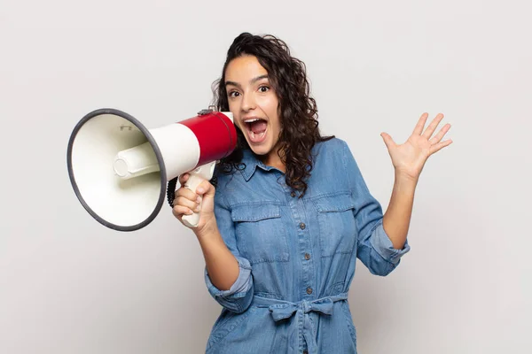 Junge Hispanische Frau Glücklich Aufgeregt Überrascht Oder Schockiert Lächelnd Und — Stockfoto