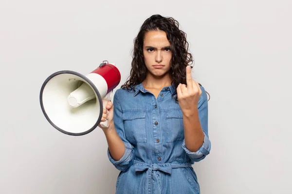 Joven Mujer Hispana Sintiéndose Enojada Molesta Rebelde Agresiva Volteando Dedo — Foto de Stock