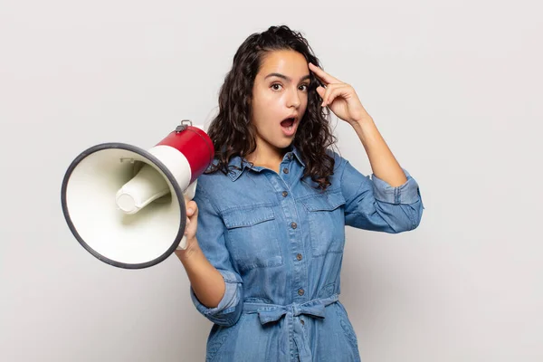 Joven Mujer Hispana Mirando Sorprendida Con Boca Abierta Conmocionada Realizando — Foto de Stock