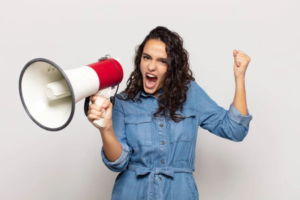 Jeune Femme Hispanique Criant Agressivement Avec Une Expression Colère Avec — Photo