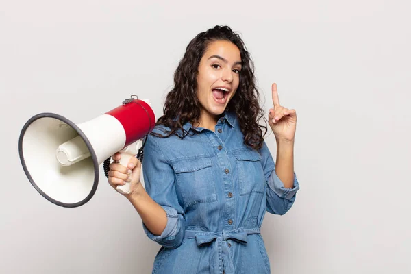 Ung Latinamerikansk Kvinna Känner Sig Som Glad Och Upphetsad Geni — Stockfoto