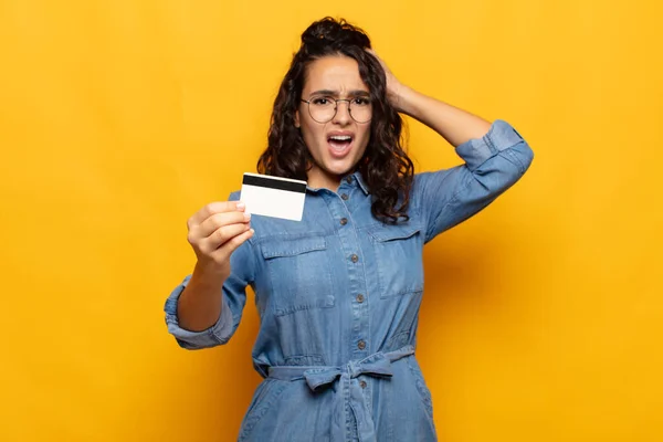 Ung Latinamerikansk Kvinna Stressad Orolig Orolig Eller Rädd Med Händerna — Stockfoto