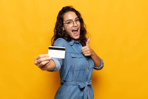 Jovem Hispânica Sentindo Orgulhoso Despreocupado Confiante Feliz Sorrindo Positivamente Com — Fotografia de Stock