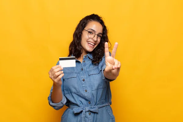 Jovem Hispânico Mulher Sorrindo Olhando Amigável Mostrando Número Dois Segundo — Fotografia de Stock