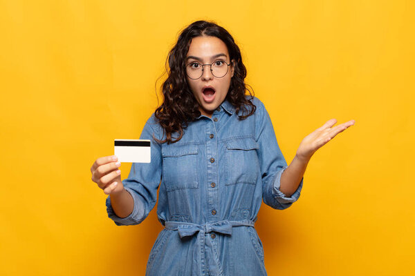 молодая испаноязычная женщина, испытывающая шок и удивление, тревогу и панику, с напряженным и ужасающим взглядом