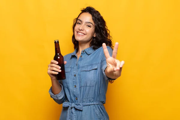 Ung Latinamerikansk Kvinna Ler Och Ser Glad Bekymmerslös Och Positiv — Stockfoto