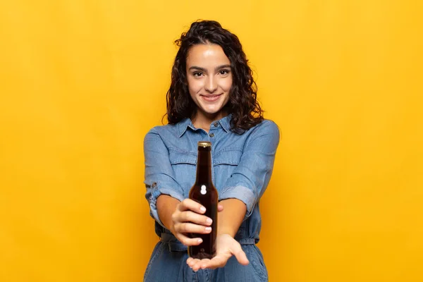 Junge Hispanische Frau Lächelt Glücklich Mit Freundlichem Selbstbewusstem Positivem Blick — Stockfoto