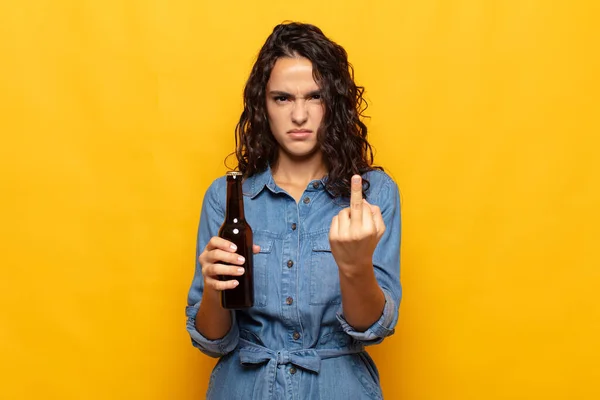 Νεαρή Ισπανίδα Γυναίκα Που Αισθάνεται Θυμωμένη Ενοχλημένη Επαναστάτρια Και Επιθετική — Φωτογραφία Αρχείου