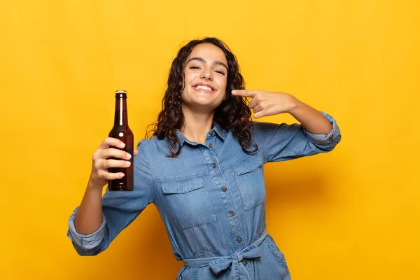 Jovem Hispânico Mulher Sorrindo Confiantemente Apontando Para Próprio Sorriso Largo — Fotografia de Stock