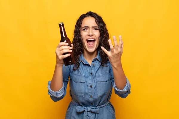 Ung Latinamerikansk Kvinna Ser Desperat Och Frustrerad Stressad Olycklig Och — Stockfoto