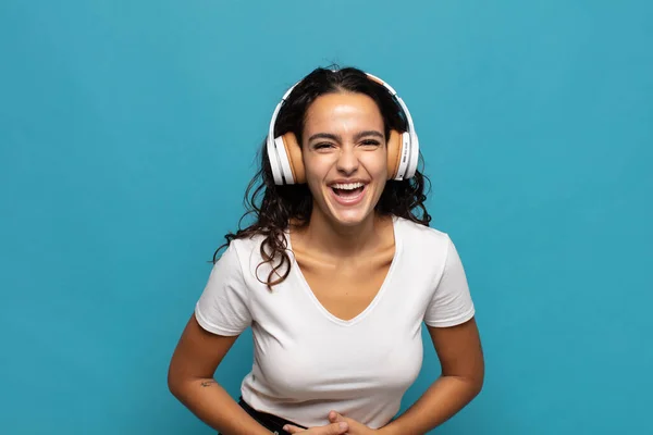 Joven Mujer Hispana Riendo Voz Alta Por Alguna Broma Hilarante — Foto de Stock