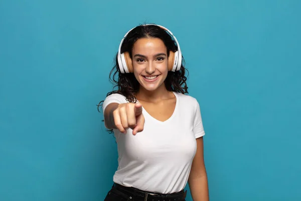 Joven Mujer Hispana Señalando Cámara Con Una Sonrisa Satisfecha Segura — Foto de Stock