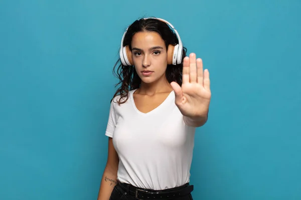 Joven Mujer Hispana Mirando Serio Severo Disgustado Enojado Mostrando Palma — Foto de Stock