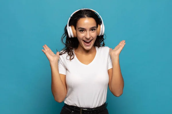 Joven Mujer Hispana Sintiéndose Feliz Emocionada Sorprendida Sorprendida Sonriendo Asombrada — Foto de Stock