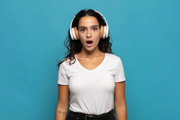 Mujer Hispana Joven Mirando Muy Sorprendido Sorprendido Mirando Con Boca — Foto de Stock