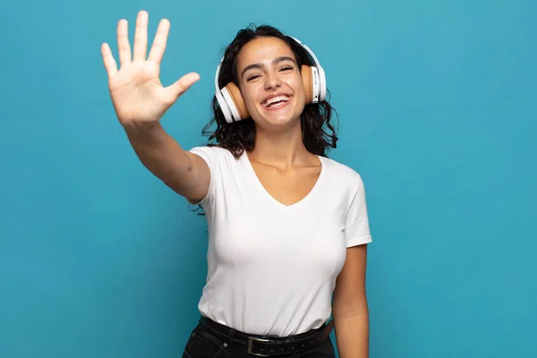 Joven Mujer Hispana Sonriendo Buscando Amigable Mostrando Número Cinco Quinto — Foto de Stock