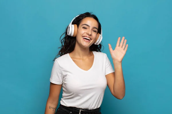 Joven Mujer Hispana Sonriendo Alegre Alegremente Saludándote Saludándote Despidiéndote — Foto de Stock